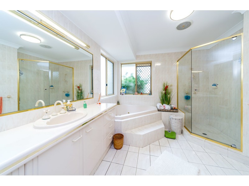 82 Pebble Beach Drive, Runaway Bay QLD 4216