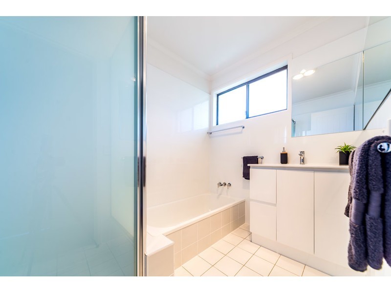 16 Plover Avenue, Paradise Point QLD 4216
