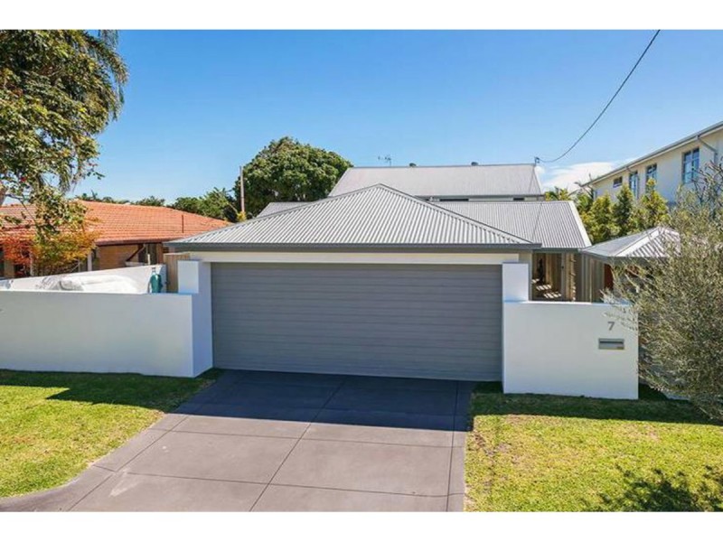 7 Donald Avenue, Paradise Point QLD 4216