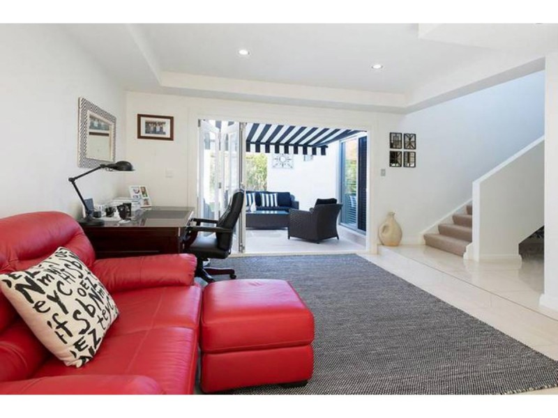 7 Donald Avenue, Paradise Point QLD 4216