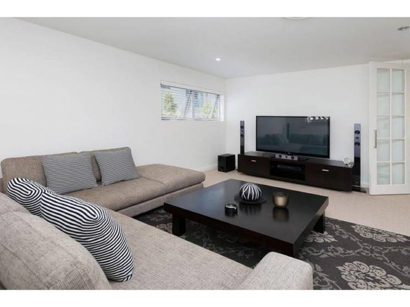 7 Donald Avenue, Paradise Point QLD 4216