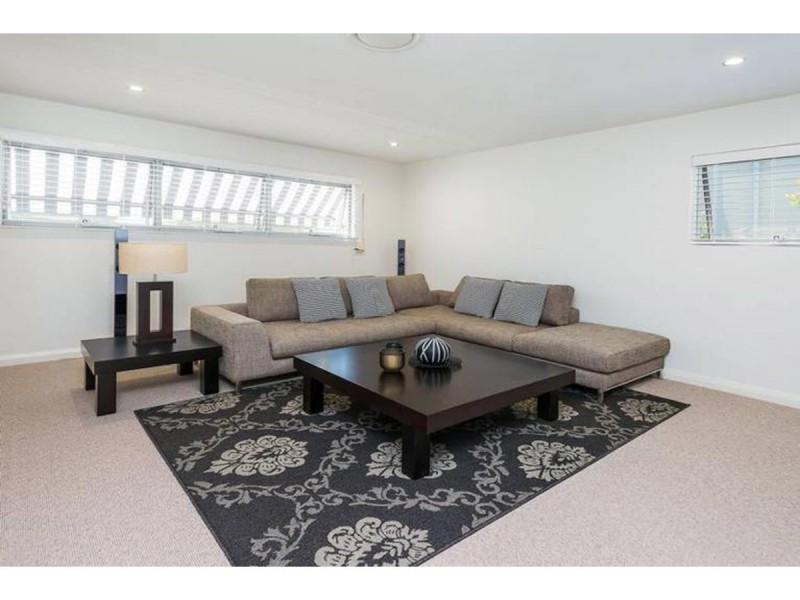 7 Donald Avenue, Paradise Point QLD 4216