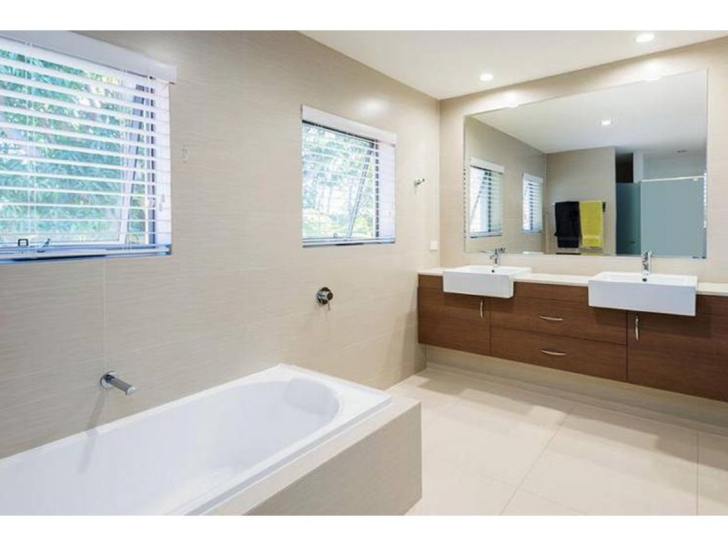 7 Donald Avenue, Paradise Point QLD 4216