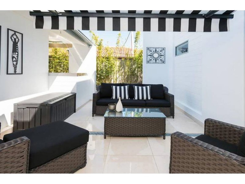 7 Donald Avenue, Paradise Point QLD 4216