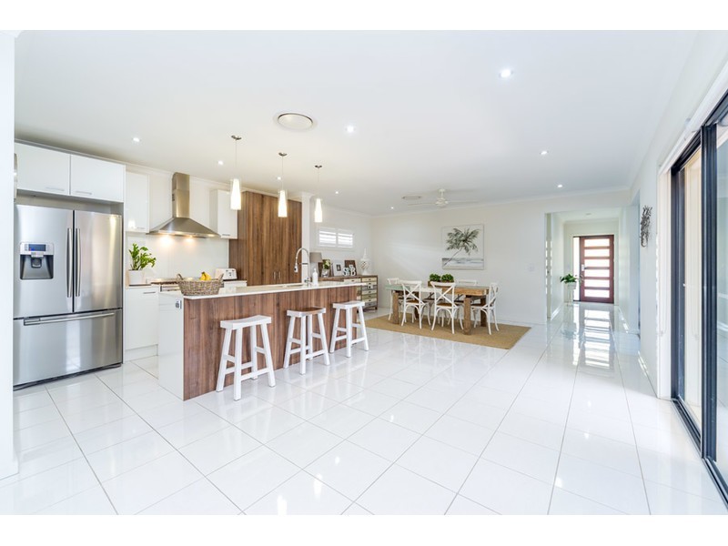 32 Azure Way, Hope Island QLD 4212