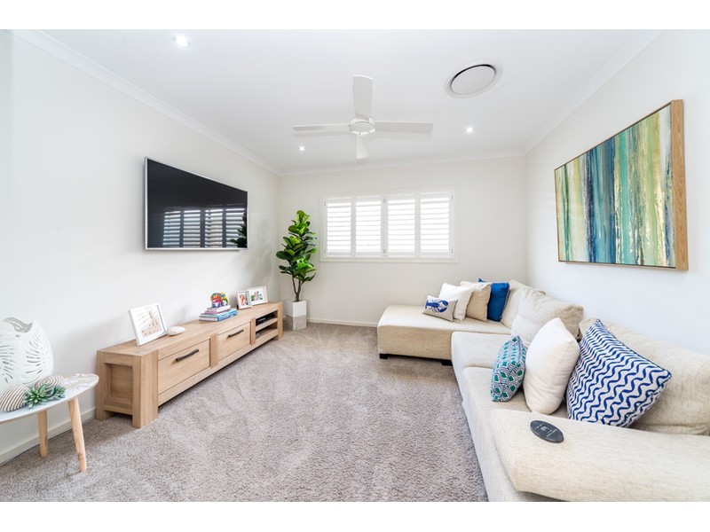 32 Azure Way, Hope Island QLD 4212
