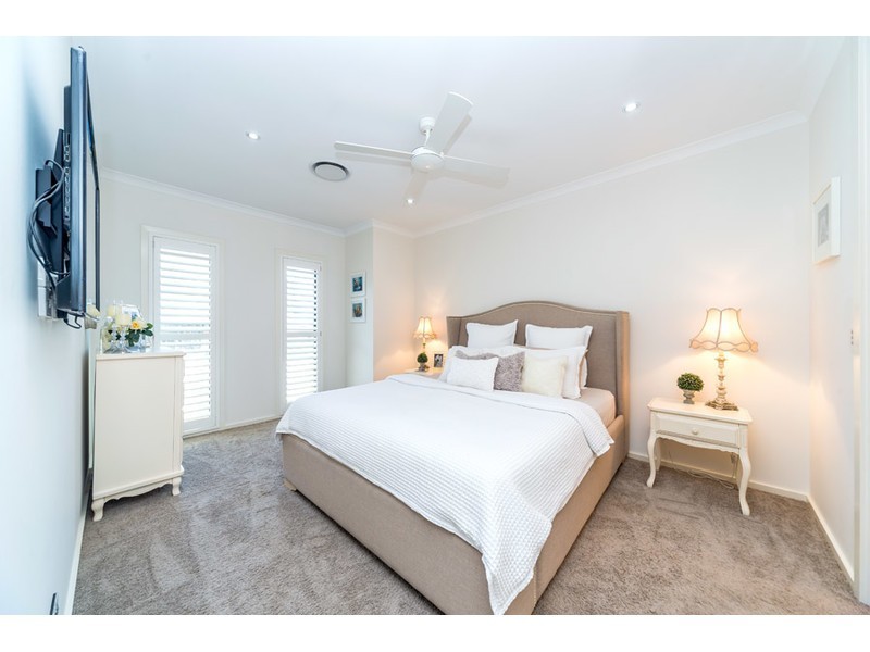 32 Azure Way, Hope Island QLD 4212
