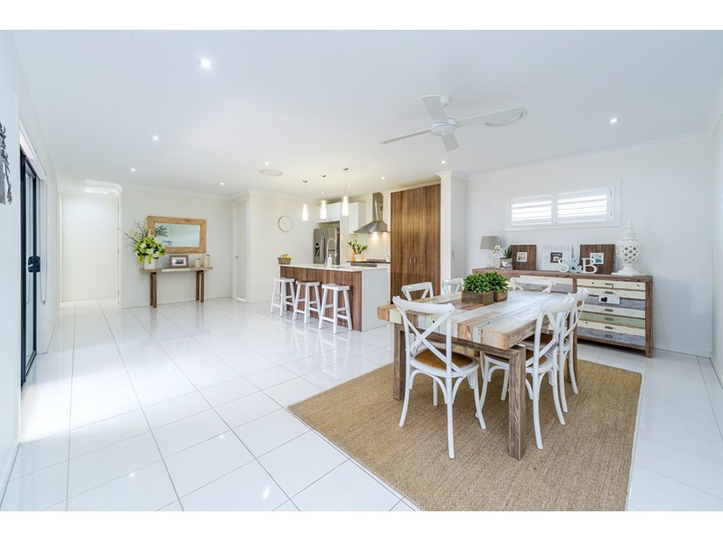 32 Azure Way, Hope Island QLD 4212