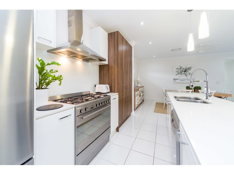 32 Azure Way, Hope Island QLD 4212