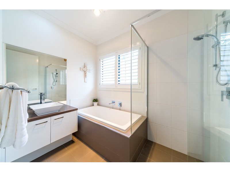 32 Azure Way, Hope Island QLD 4212