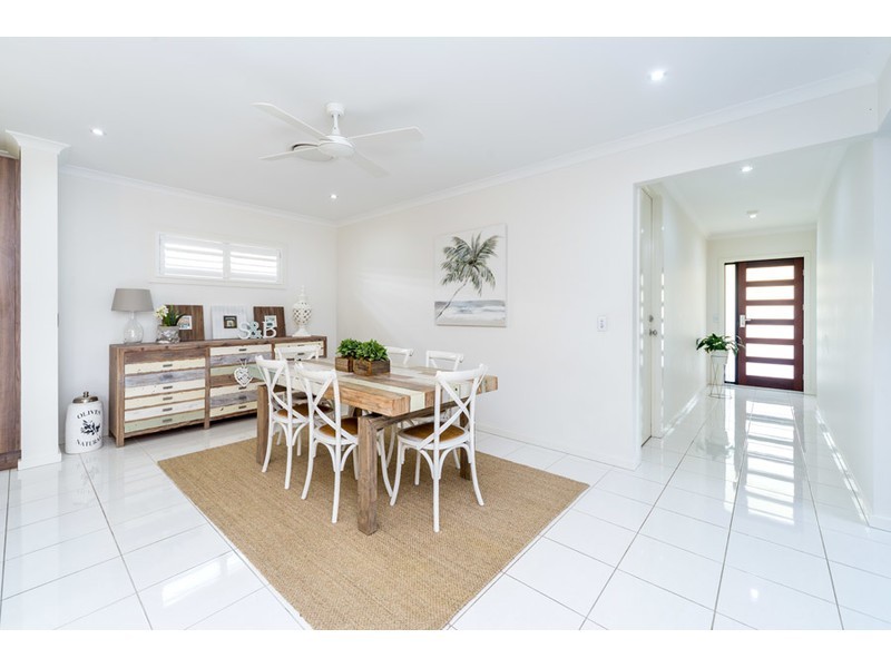 32 Azure Way, Hope Island QLD 4212