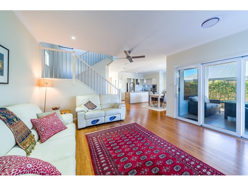 17 Azure Way, Hope Island QLD 4212