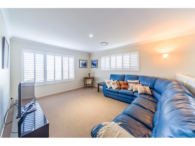 17 Azure Way, Hope Island QLD 4212