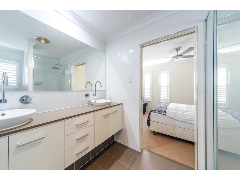 17 Azure Way, Hope Island QLD 4212