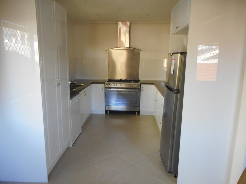 32 Donald Avenue, Paradise Point QLD 4216