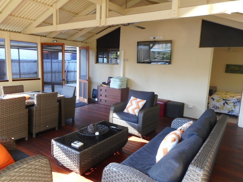 32 Donald Avenue, Paradise Point QLD 4216