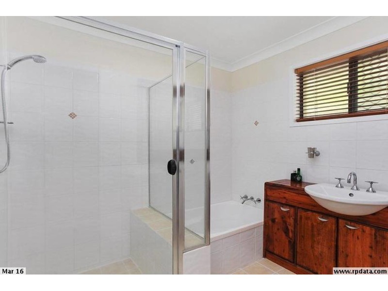 32 Donald Avenue, Paradise Point QLD 4216