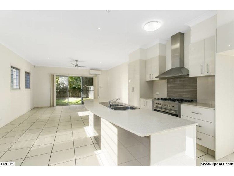 2/17 Nevenia Street, Labrador QLD 4215