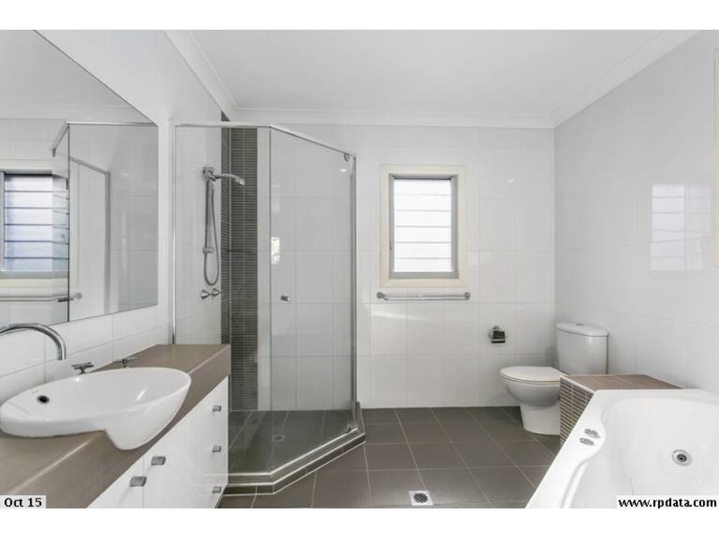 2/17 Nevenia Street, Labrador QLD 4215