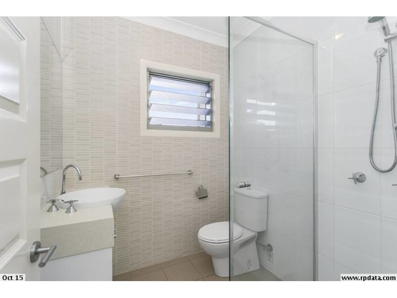 2/17 Nevenia Street, Labrador QLD 4215