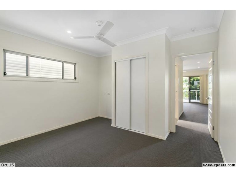 2/17 Nevenia Street, Labrador QLD 4215