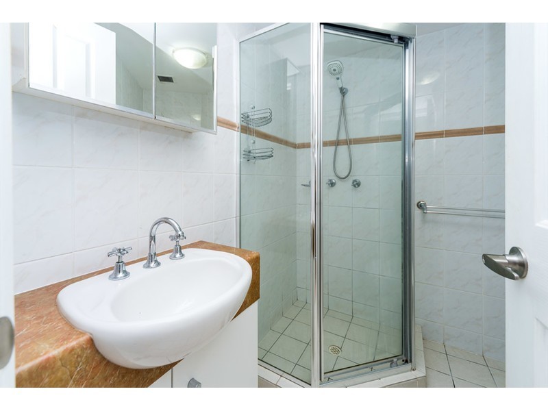 4/89 Bayview Street, Runaway Bay QLD 4216