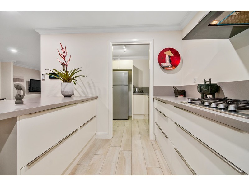 4 Tradewinds Avenue, Paradise Point QLD 4216