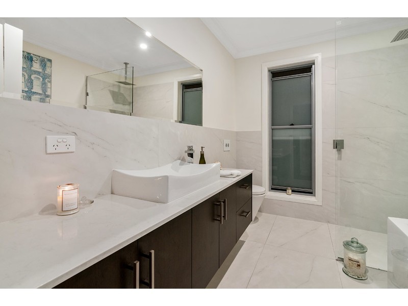 4 Tradewinds Avenue, Paradise Point QLD 4216