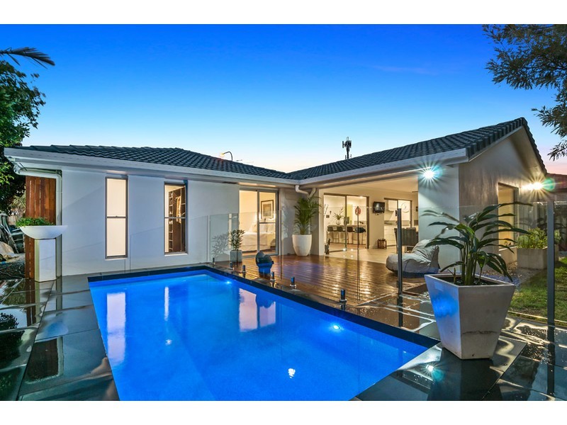 4 Tradewinds Avenue, Paradise Point QLD 4216