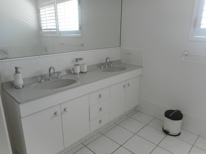 13 Tradewinds Avenue, Paradise Point QLD 4216