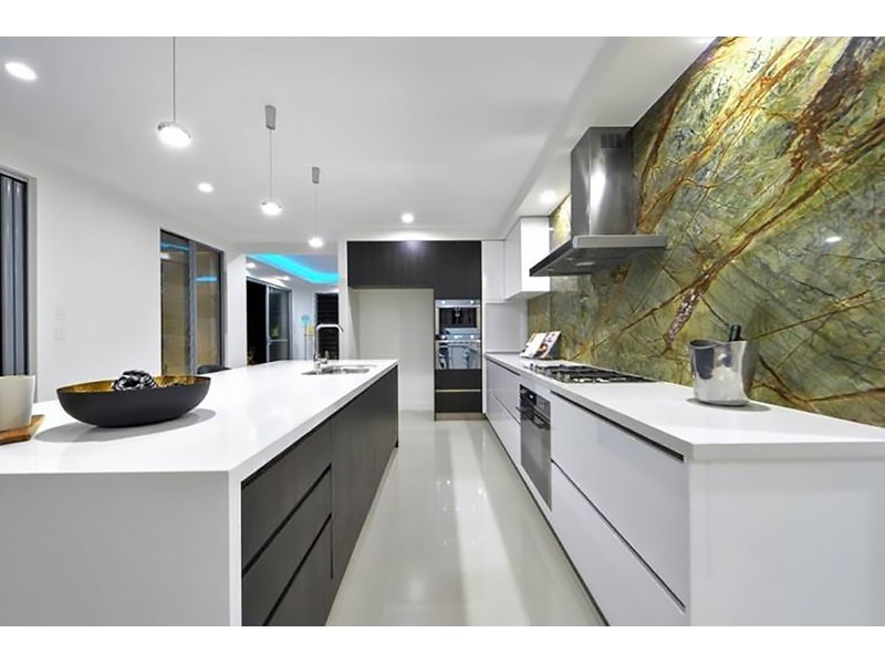 5 Robin Avenue, Paradise Point QLD 4216