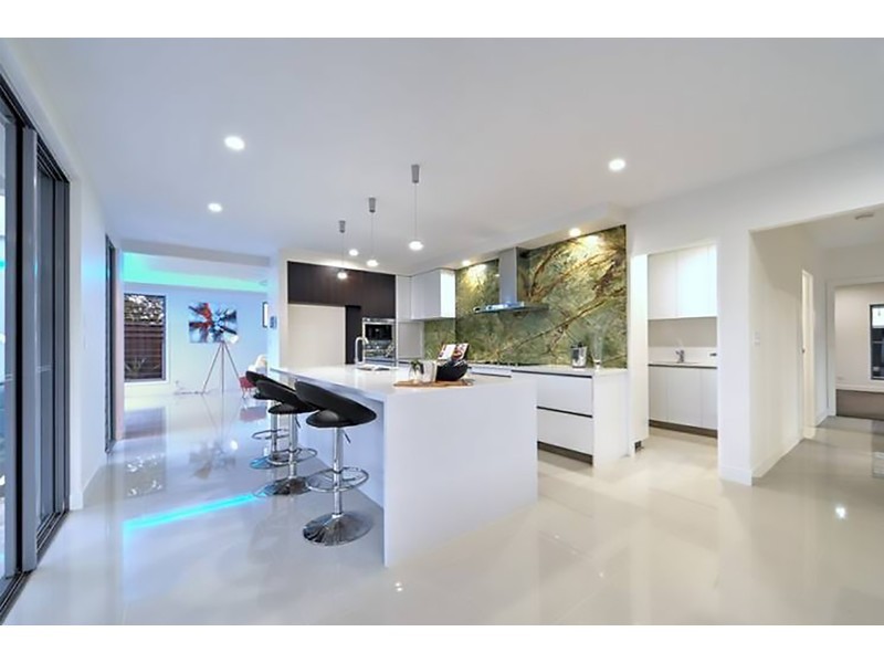 5 Robin Avenue, Paradise Point QLD 4216