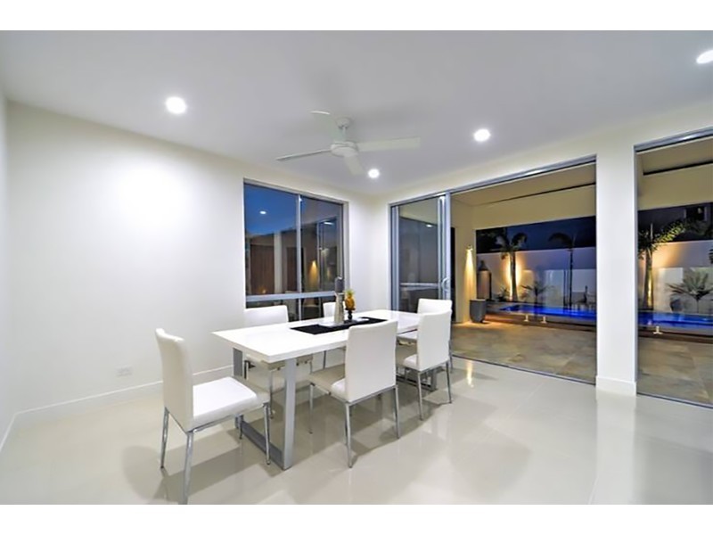 5 Robin Avenue, Paradise Point QLD 4216