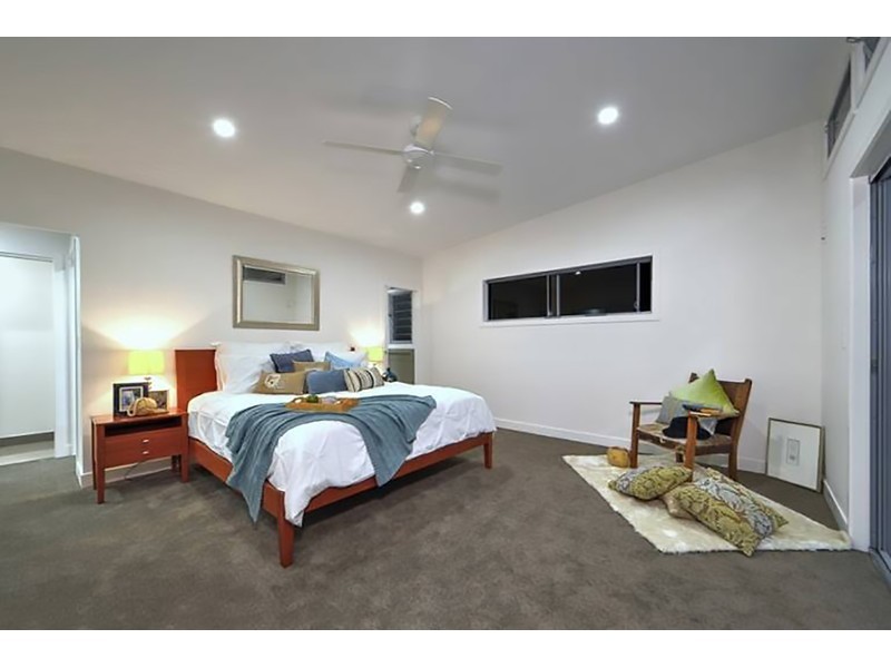 5 Robin Avenue, Paradise Point QLD 4216