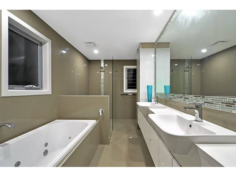 5 Robin Avenue, Paradise Point QLD 4216