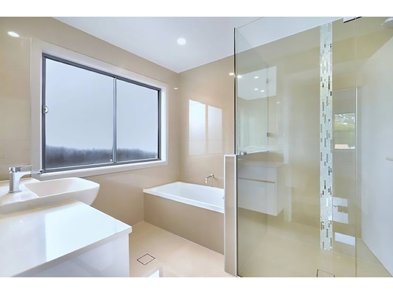 5 Robin Avenue, Paradise Point QLD 4216