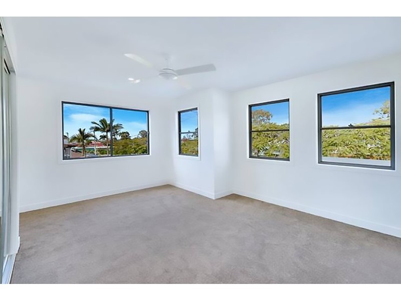 5 Robin Avenue, Paradise Point QLD 4216