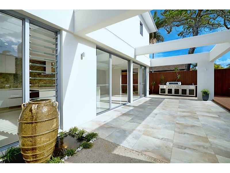 5 Robin Avenue, Paradise Point QLD 4216