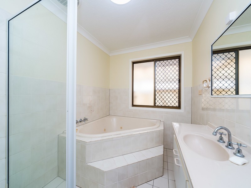 54 Victor Avenue, Paradise Point QLD 4216