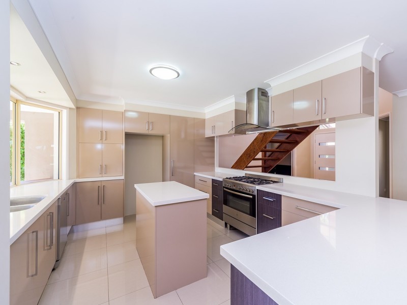 11 Oyster Cove Promenade, Helensvale QLD 4212