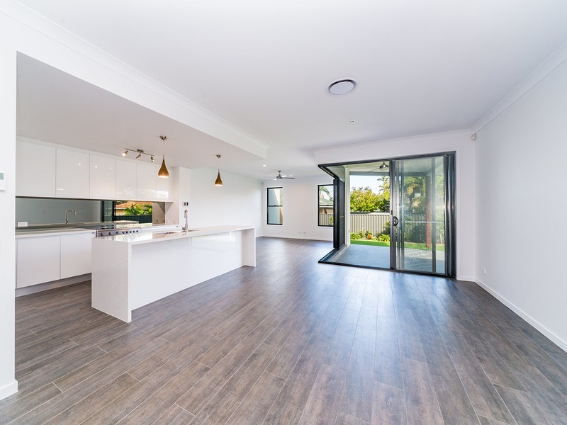 2/54 Milton Avenue, Paradise Point QLD 4216