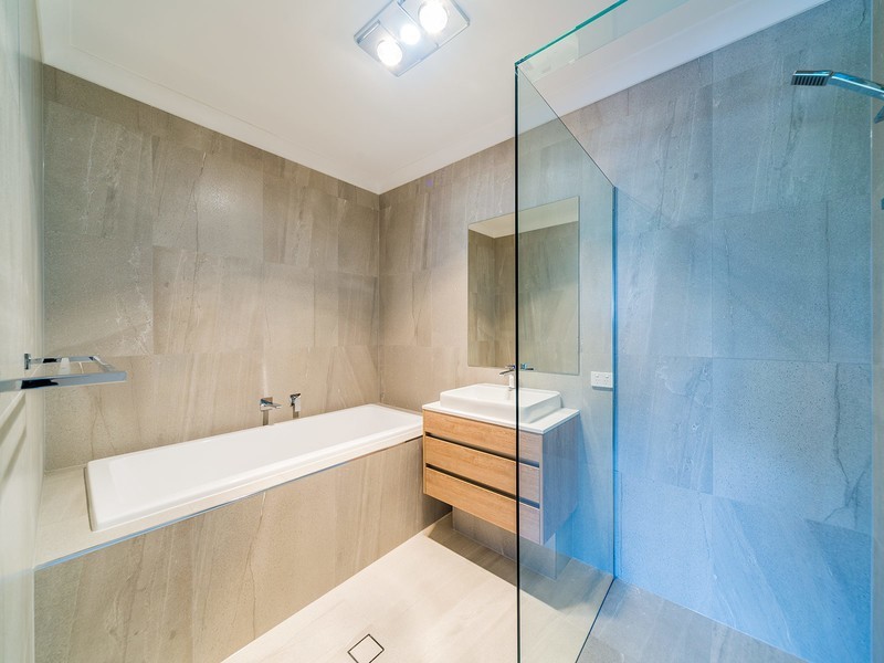 2/54 Milton Avenue, Paradise Point QLD 4216