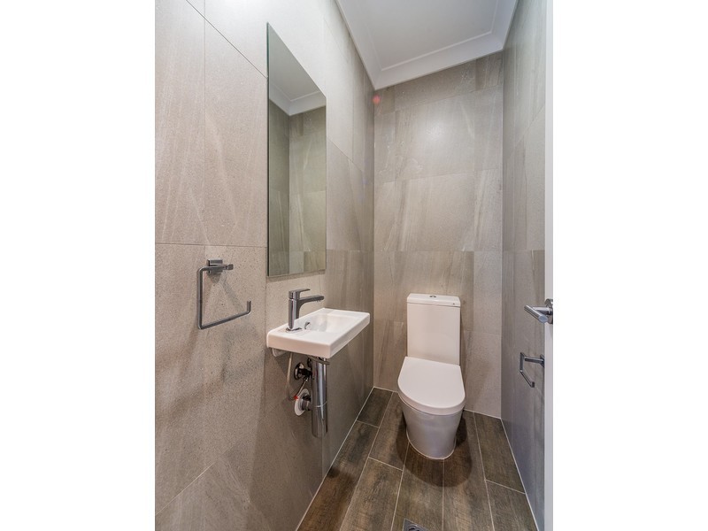 2/54 Milton Avenue, Paradise Point QLD 4216
