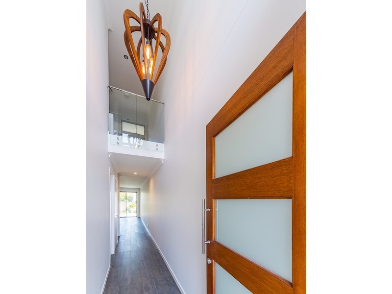 2/54 Milton Avenue, Paradise Point QLD 4216