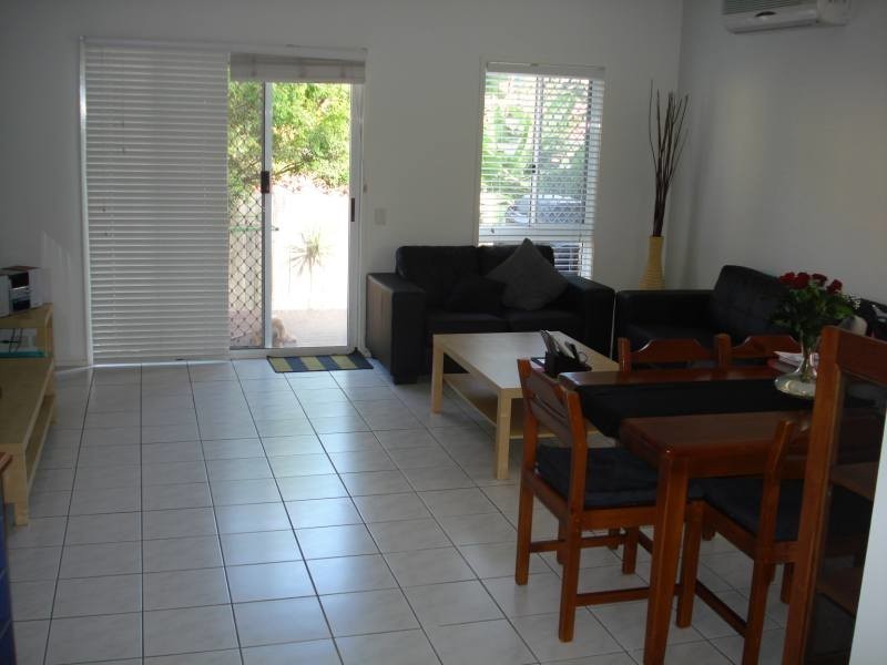 8/90 Pohlman Street, Southport QLD 4215