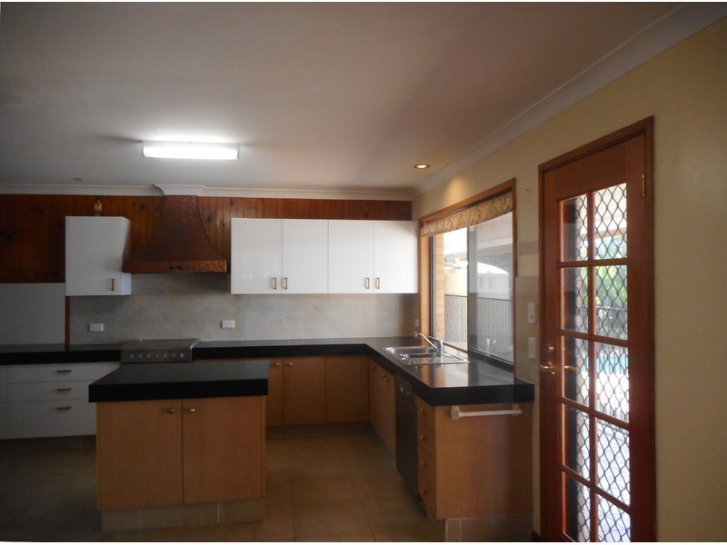 27 Aberdeen Court, Highland Park QLD 4211