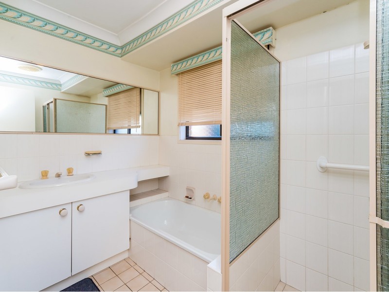 2/1 Dell Court, Coombabah QLD 4216