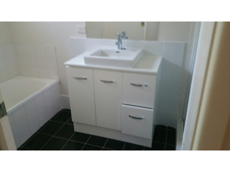 2/4 Hill Court, Labrador QLD 4215