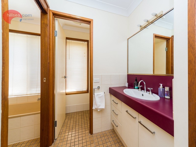 30 Tradewinds Avenue, Paradise Point QLD 4216