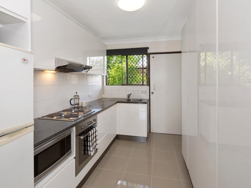 2/18 Sutherland Avenue, Labrador QLD 4215